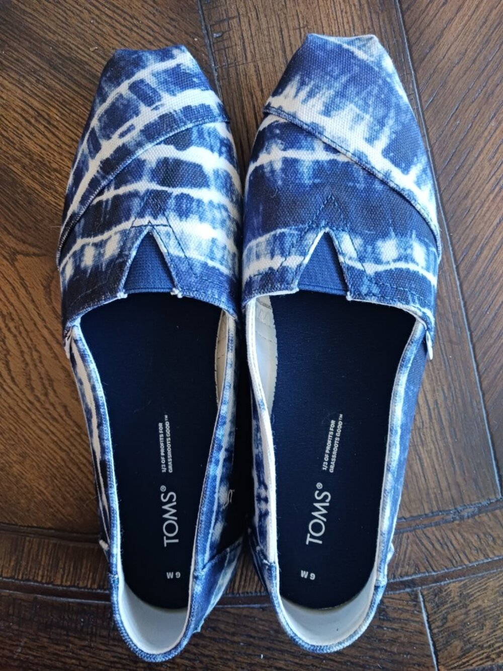 Tom's Women's Alpargata Slip On Flats Navy Batik Canvas Sneakers Size 9 NWOT